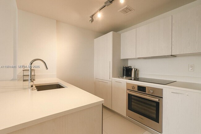 Foto del edificio - 501 NE 31st St