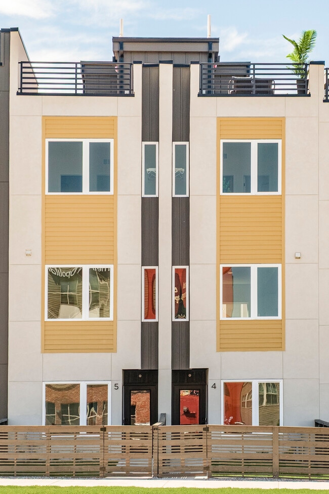 Building Photo - 2105 S Galapago St