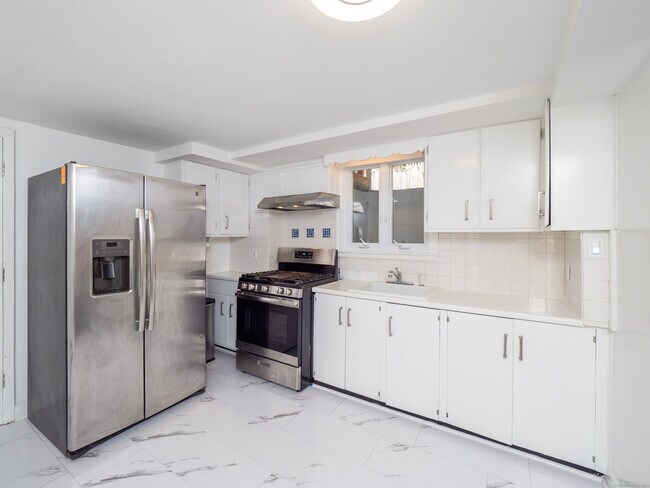 Foto del edificio - 74 Lakeview Ave
