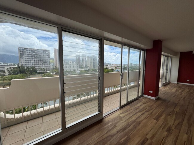 Building Photo - 2 Bed/1.5 Bath/1 Parking at Twin Towers in Waikiki