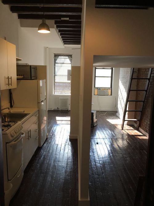 Building Photo - 233 E 10th St