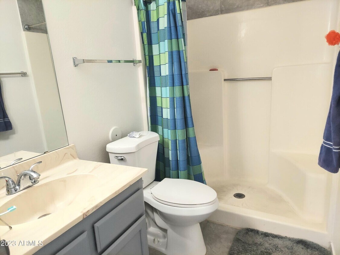 Foto principal - 2140 E 10th St