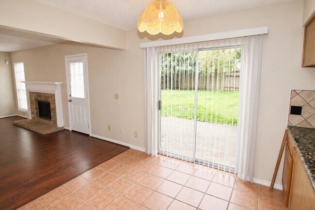Foto del edificio - 3331 Oak Branch Ln