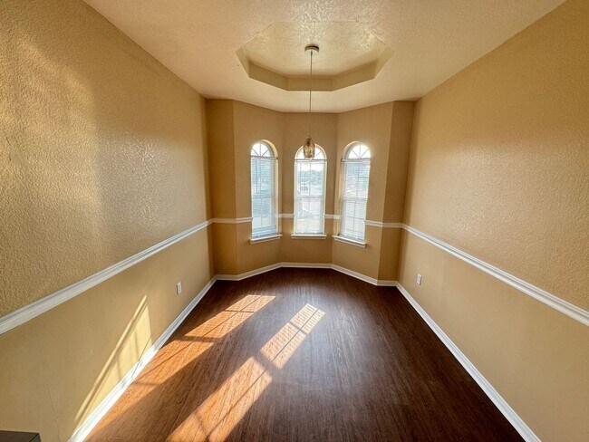 Building Photo - 360 Virtual Tour Available