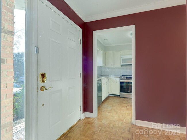 Building Photo - 527 Hawthorne Ln