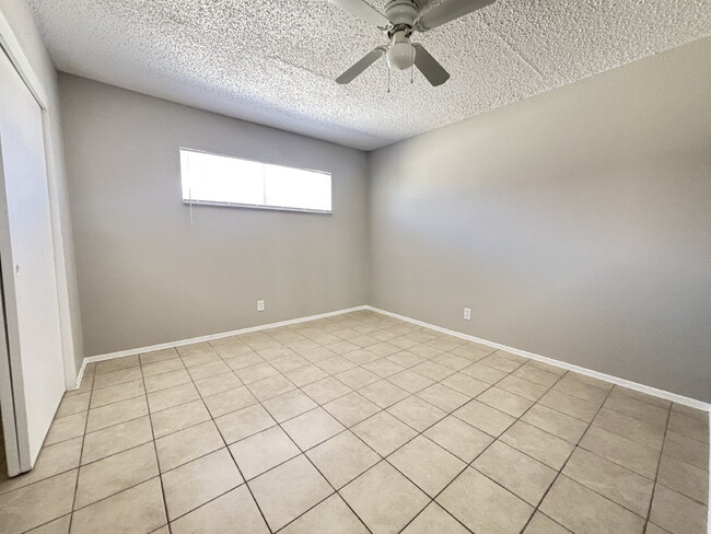 Building Photo - Refreshed and well-maintained 2 bed/1 bath upstairs apartment ready to go!