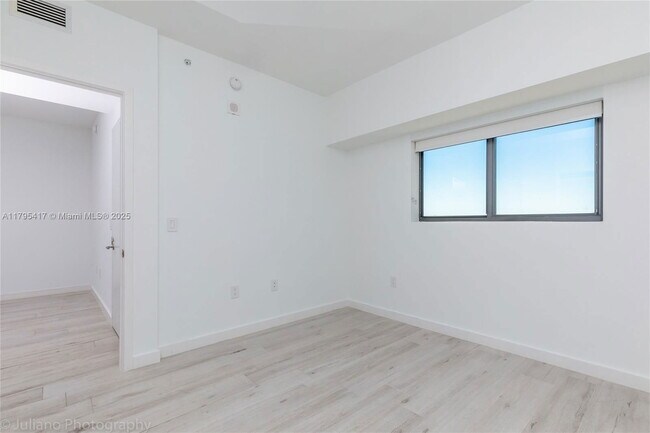Foto del edificio - 460 NE 28th St