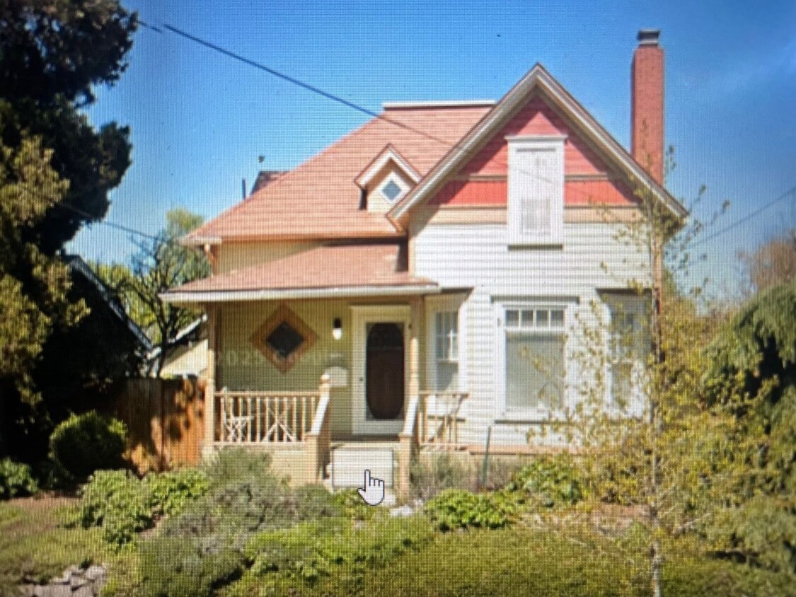 Primary Photo - Stunning 3 bedroom/ 2 bath Victorian 2 sto...