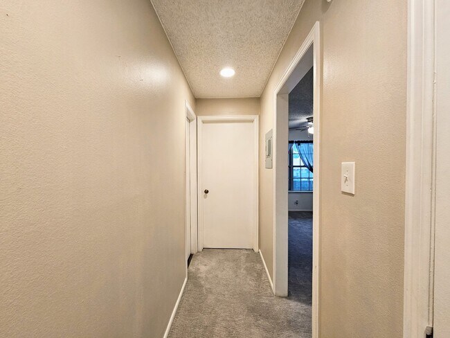 Building Photo - "Charming 2-Bed, 2-Bath Condo with Granite...