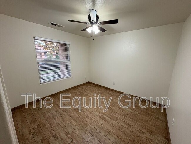 Foto del edificio - 3933 W Cecil Ave