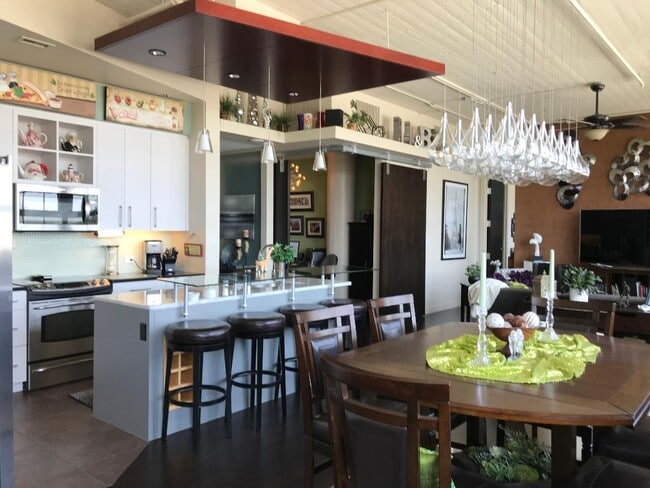 Great room facing island kitchen - 2600 W 7th St