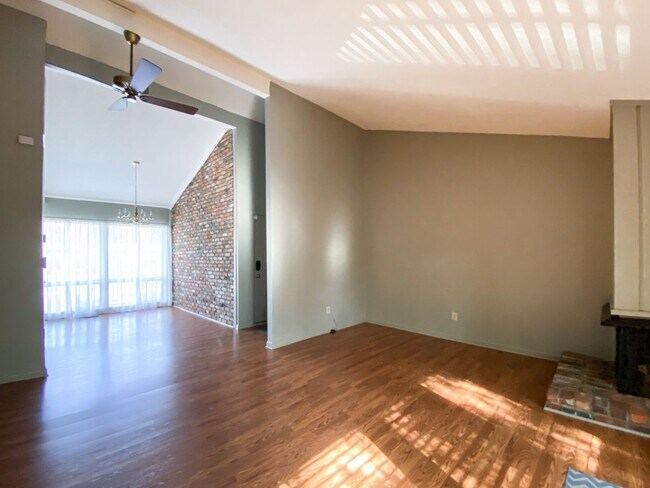 Building Photo - Top Floor Two Bedroom at The Oaks