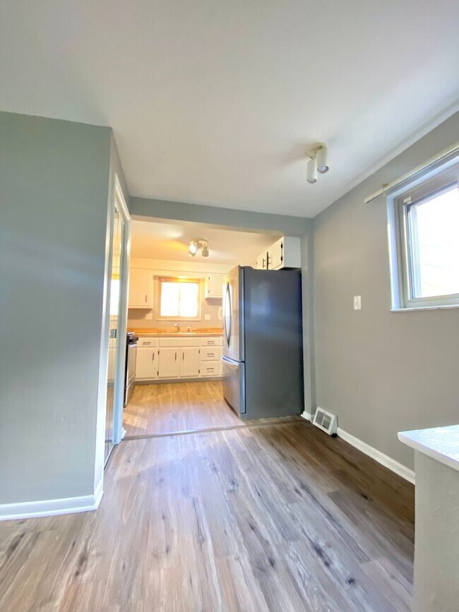 Foto del edificio - Split Level 3 Bed/1.5 Bath Home - Quiet St...