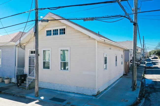 Building Photo - 2136 Toledano St