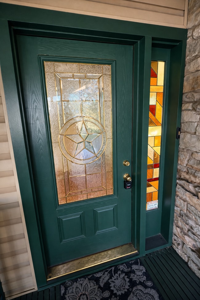 Building Photo - AVAILABLE NOW!