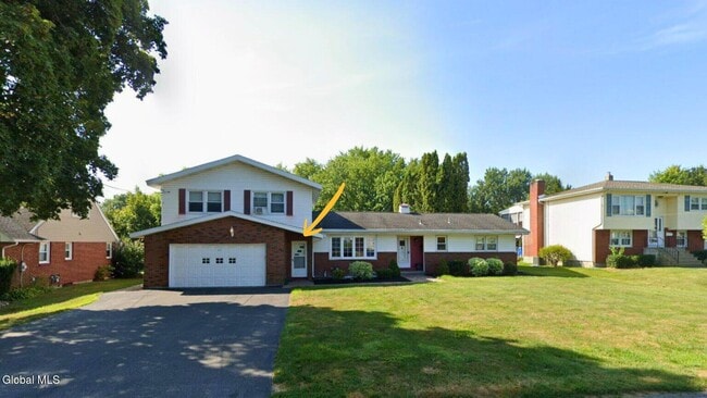 Foto del edificio - 113 Russell Rd