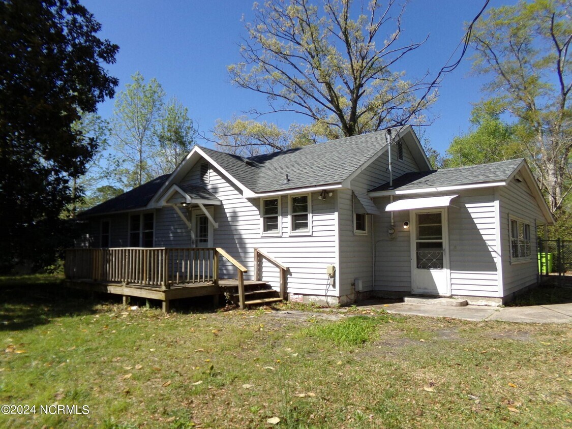 Primary Photo - 905 Sunset Dr