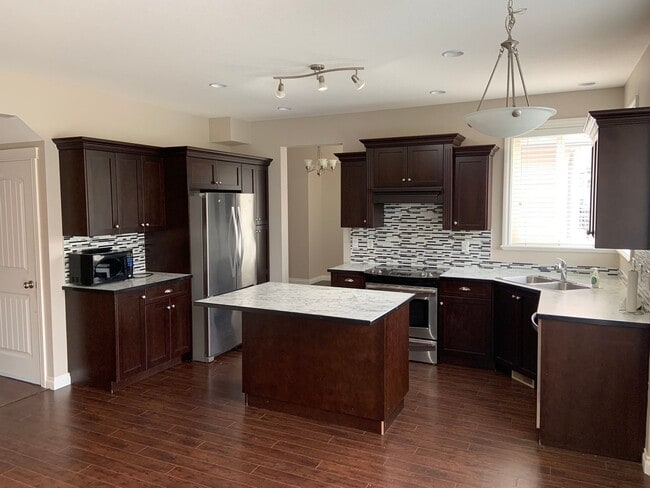 Building Photo - Spacious Family Upper Home