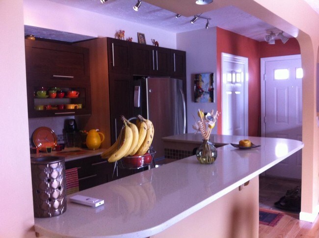 Building Photo - Gorgeous townhouse in  East Weymouth,