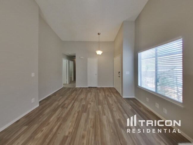 Building Photo - 1833 Ridgefield Dr