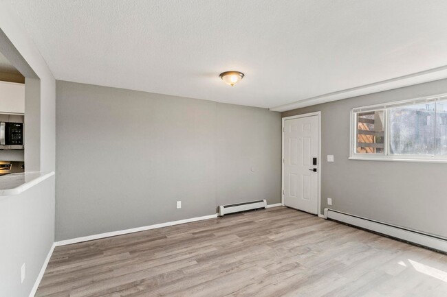 Building Photo - Beautifully renovated 2 bedroom with washe...