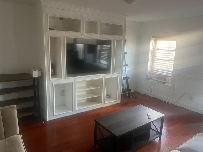 Building Photo - 579 Putnam Ave