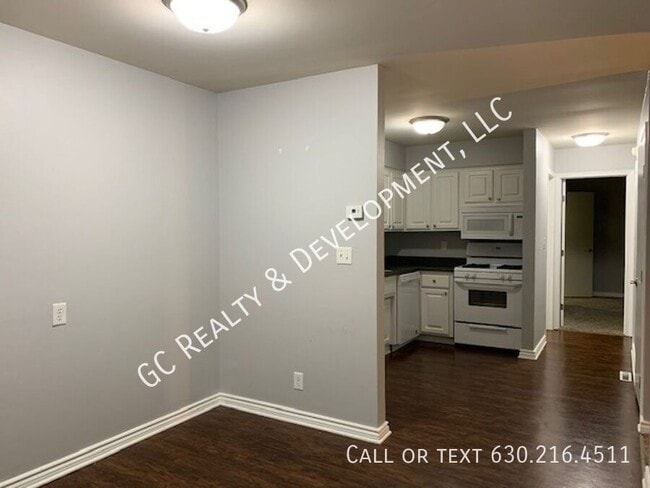 Building Photo - ***GENEVA LOCATION / 2BDRM - 1BTH / LAUNDR...