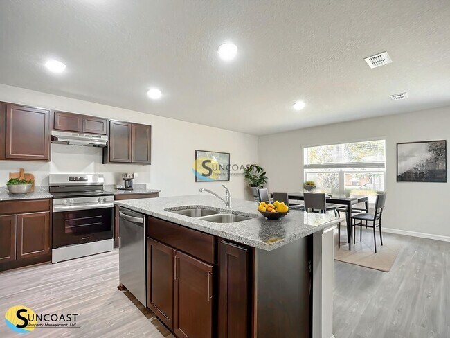 Building Photo - 10 Llobell Pl