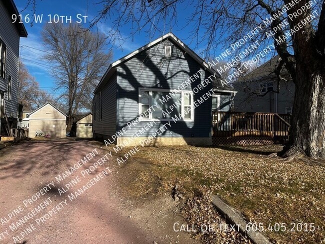 Building Photo - 916 W 10th St