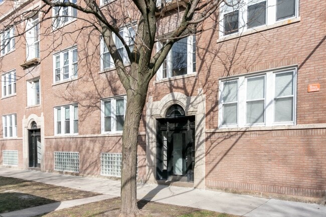 Building Photo - 4549 N Albany #1 - Available June 1