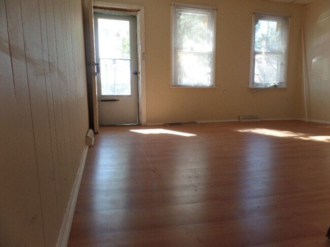 Foto del edificio - 2 Bedroom House w/ washer and dryer hook up