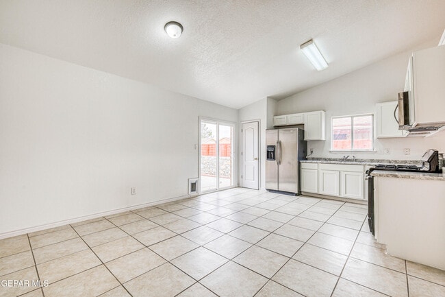 Building Photo - 12103 Royal Woods Dr