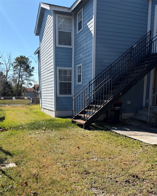 Building Photo - 308 W James Ave