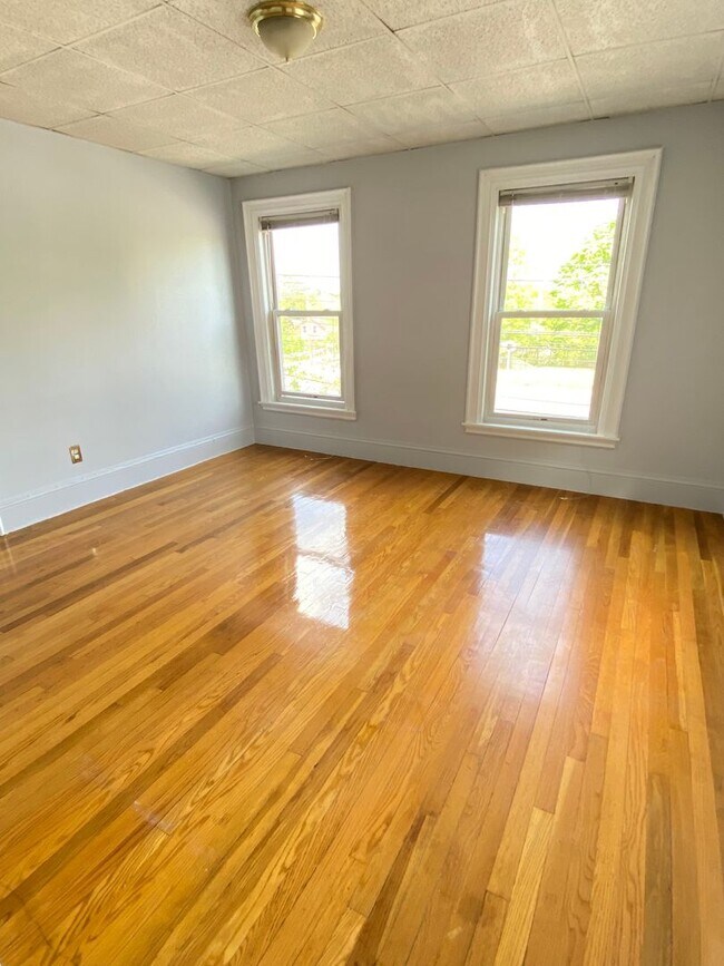 Foto del edificio - Excellent 2bed/1bath with Parking, Yard an...