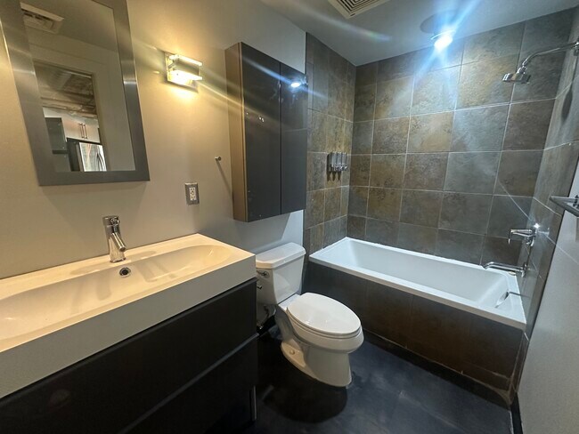 Foto del edificio - 328 W 200 S