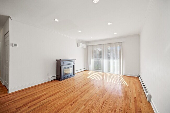 Building Photo - 7933 Chelsea Dr