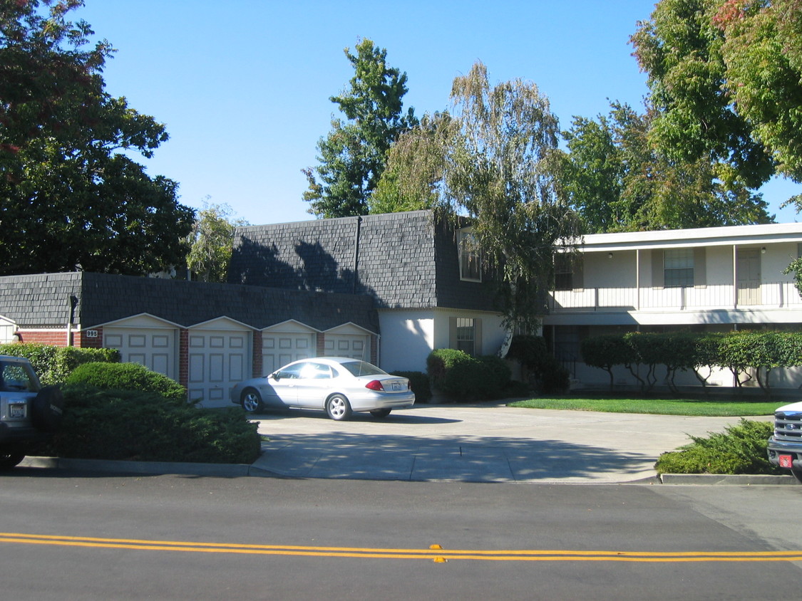 Building Photo - 995 Ponderosa Ave