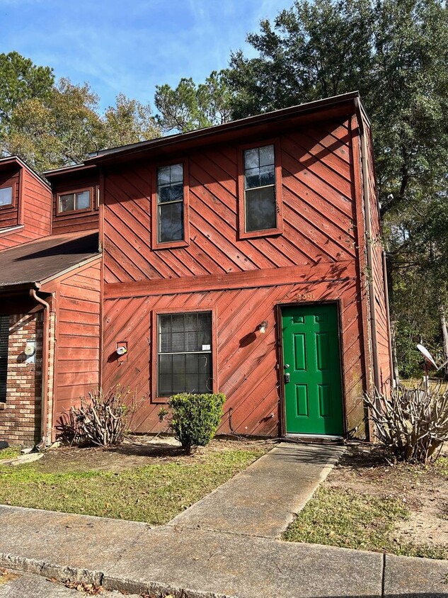 Primary Photo - 2 Bed 1.5 Bath Townhouse