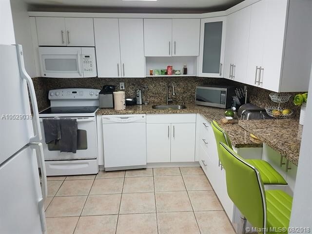 Foto del edificio - 2450 NE 135th St  802