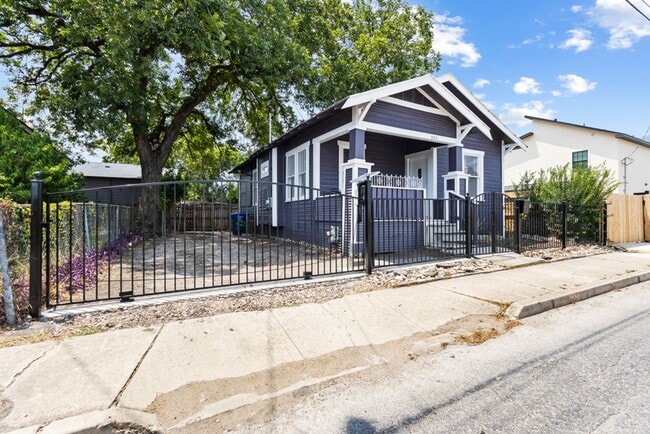 Building Photo - 2 Bedroom/1 Bath Dignowity Subdivision