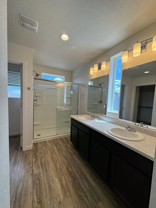 Foto del edificio - 5836 Thurless Ln