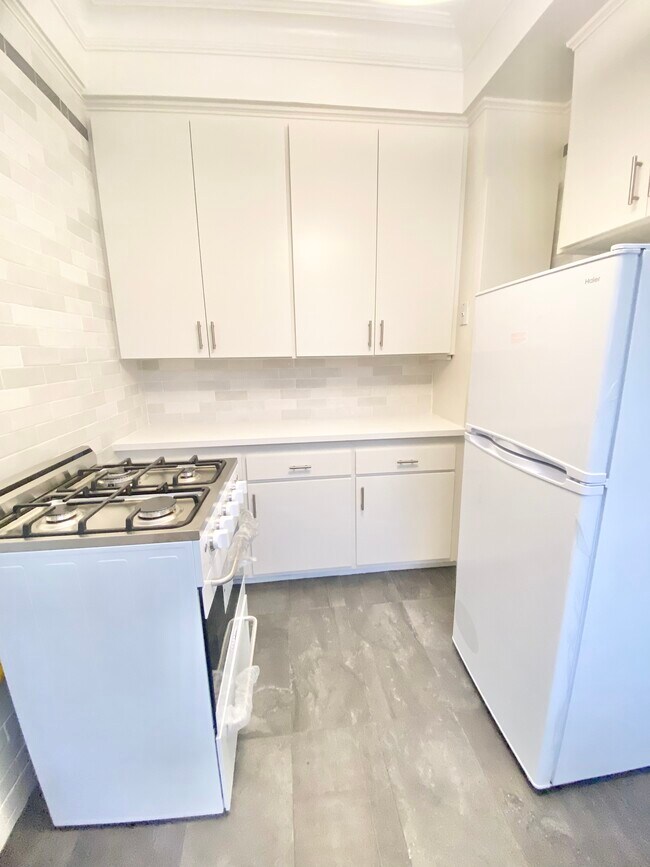 Kitchen - 1028 Masselin Ave