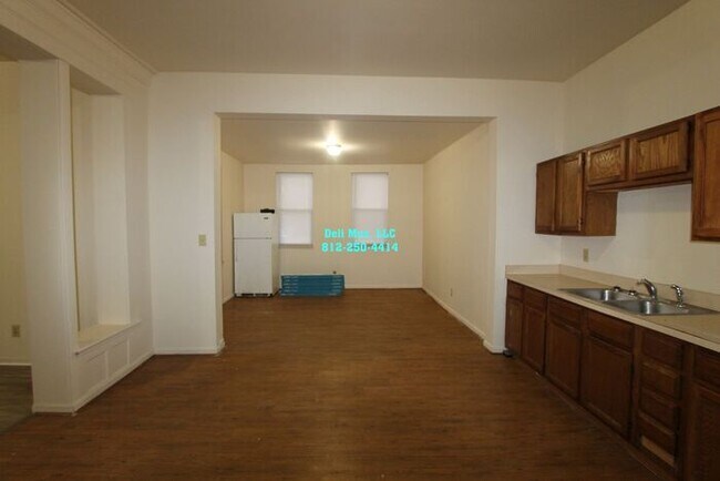 Building Photo - Beautiful 4 Bedroom, 2 Bath Unit Downstair...