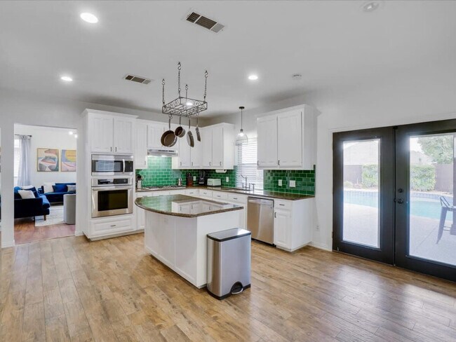 Foto del edificio - 5832 Clear Creek Dr