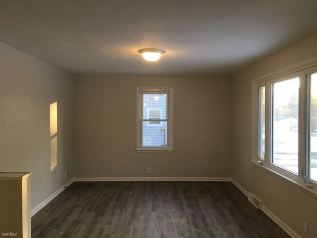 Building Photo - 3 br, 1 bath House - 5256 Larkin Ave NE