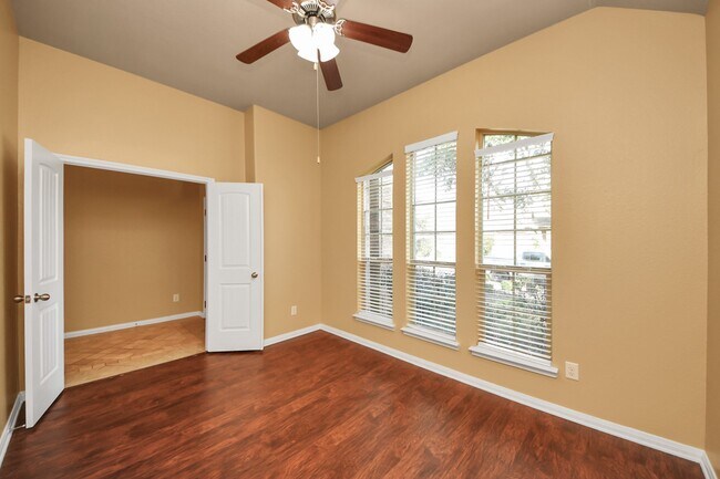 Foto del edificio - 5327 Wolfpen Ridge Ln