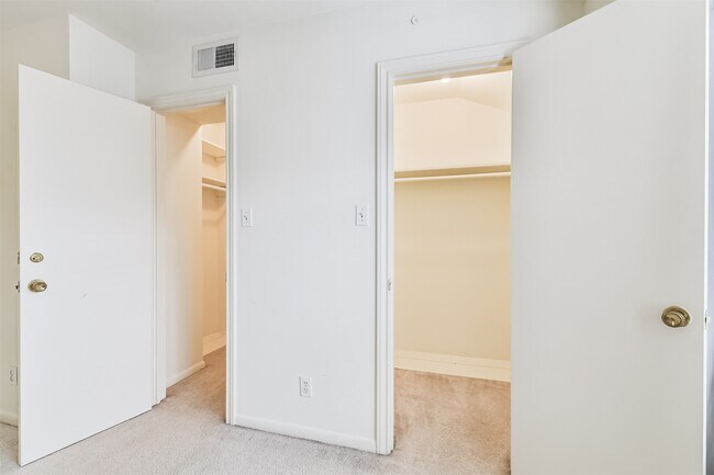 Foto del edificio - 2505 Watertown Mall St