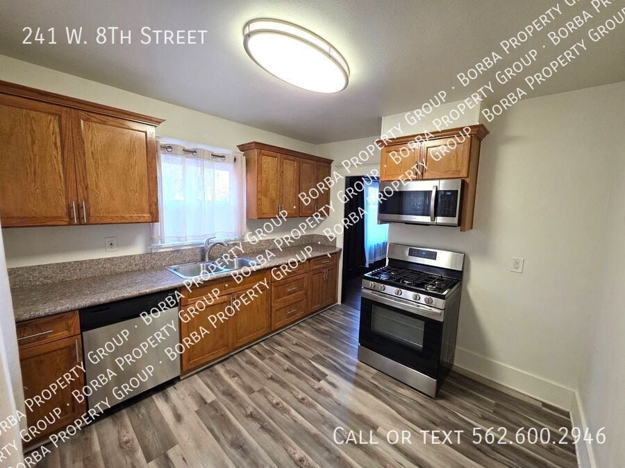 Foto principal - 241 W 8th St