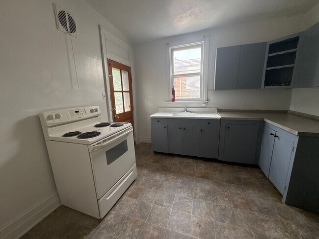 Building Photo - Available Now! 1 Bedroom unit in York