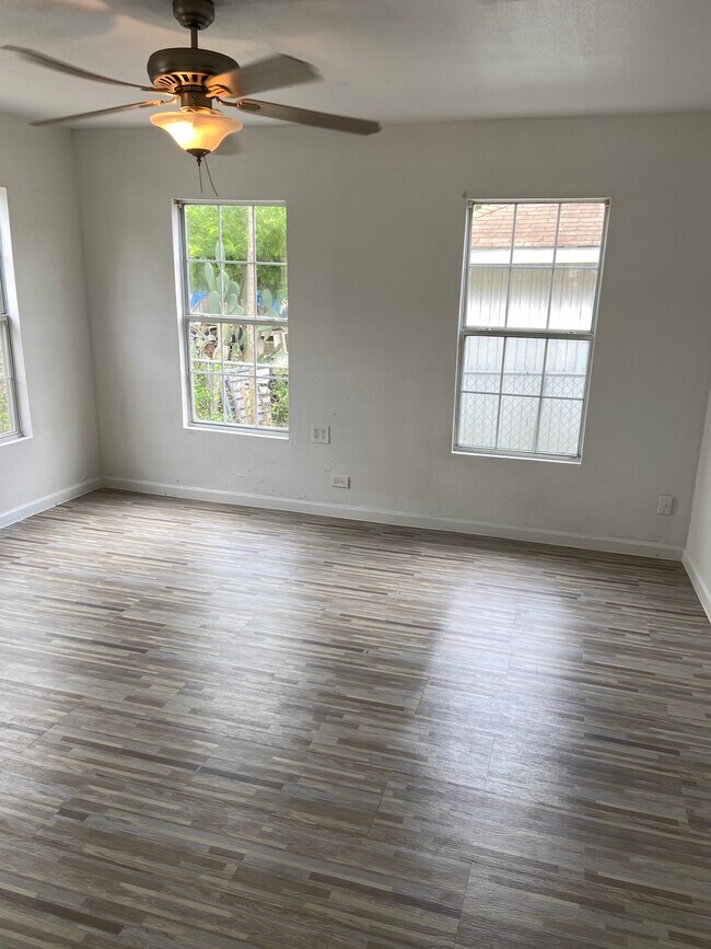 2nd bedroom - 1235 W Harding Blvd